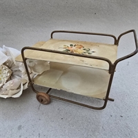 metal-cremefarvet-barvogn-hjul-blomsterdekoration-dukkehus-møbel-miniature